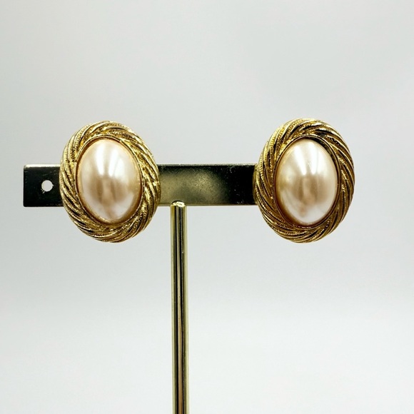 Faux Pearl Gold-tone Laurel Wresth Style Clip on Earrings - Picture 1 of 4